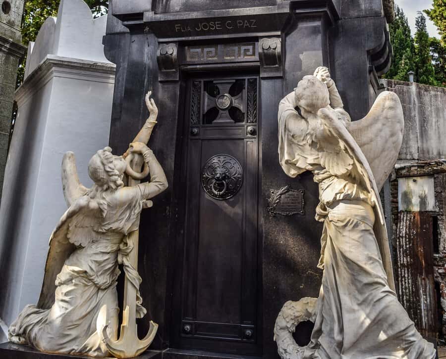 Buenos Aires: La Recoleta Cemetery Guided Tour in English - The 2-hour flow: what your guide does with the 110 minutes inside