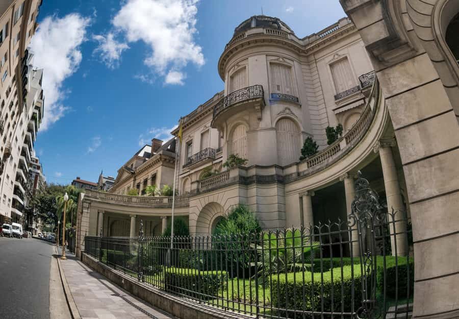 Buenos Aires: Recoleta and Retiro Tip Based Walking Tour - Strolling Arroyo and Alvear: The Recoleta Side of Luxury