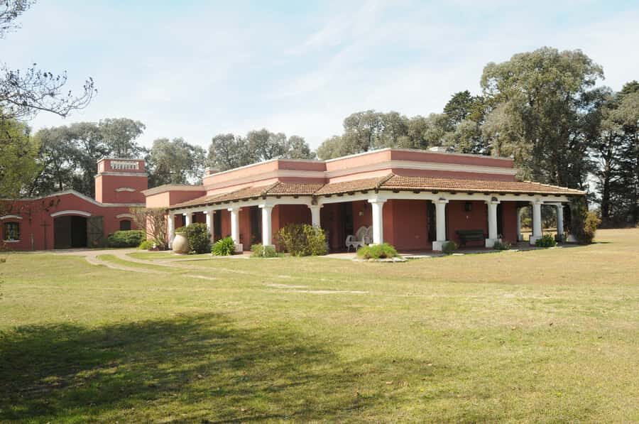 Full-Day at Santa Susana Ranch with BBQ, Drinks and Show - Tango and folklore during lunch: more than a sit-and-watch show