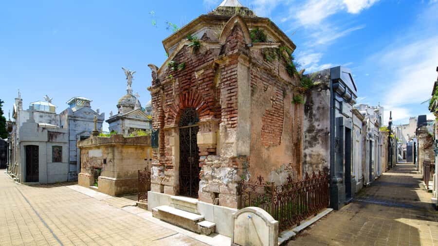 Recoleta & Cemetery for curious people - Guide style and why the small-group format keeps scoring high