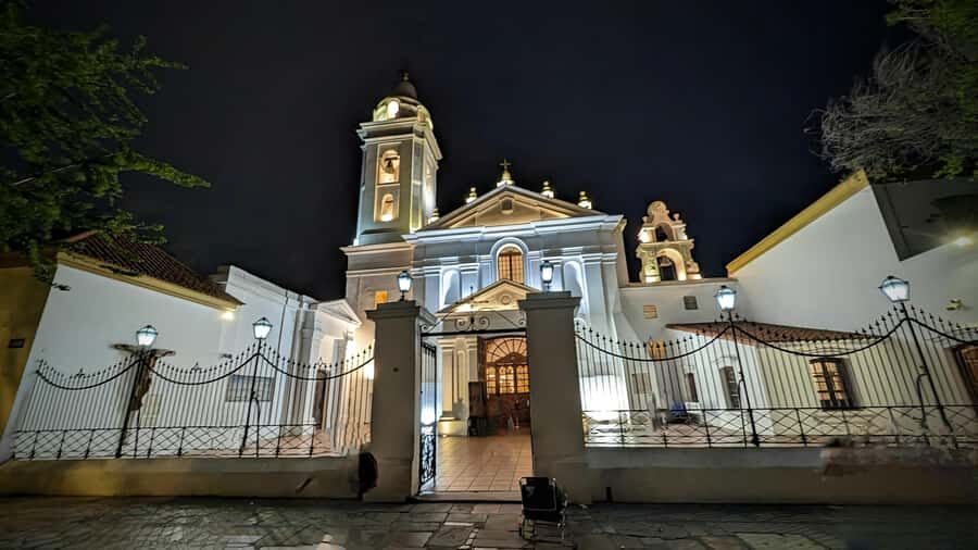 Recoleta Walking Tour and Live Jazz Show - Recoleta Cemetery: passing through a landmark that people remember
