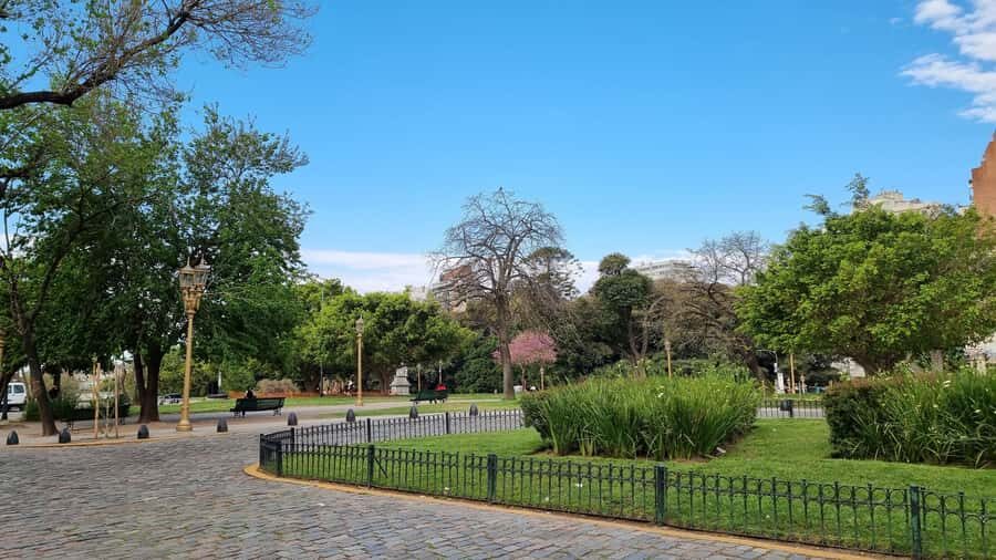 Recoleta Walking Tour and Live Jazz Show - The jazz club finish: intimate sound, classic song choices